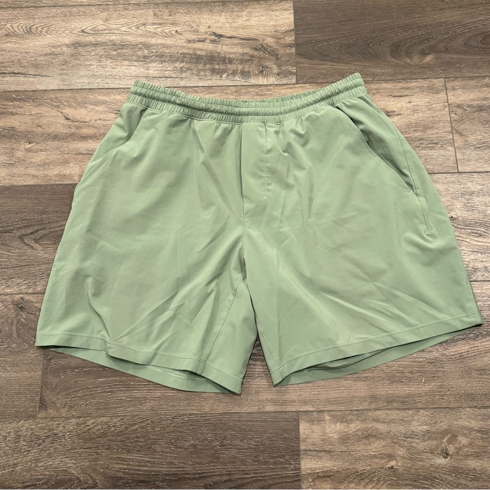 Men’s Lululemon Pace Breaker short 7” linerless in Willow Green